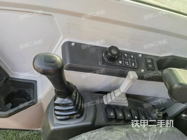 座椅右側控制臺/鑰匙門/油門/含右手柄（駕駛室部分）