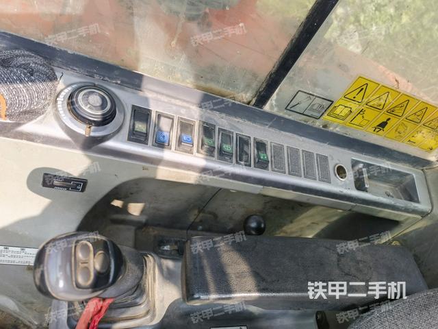 座椅右側(cè)控制臺/鑰匙門/油門/含右手柄(駕駛室部分) 座椅右側(cè)控制臺/鑰匙門/油門/含右手柄(駕駛室部分)