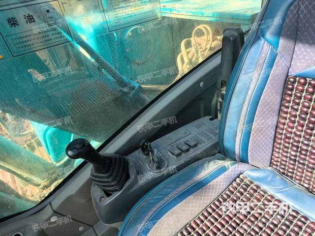 行走控制手柄和踏板?俯拍（駕駛室部分）