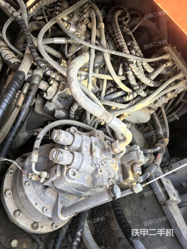 回轉(zhuǎn)馬達(dá)和主控閥(整機(jī)外觀) 回轉(zhuǎn)馬達(dá)和主控閥(整機(jī)外觀)