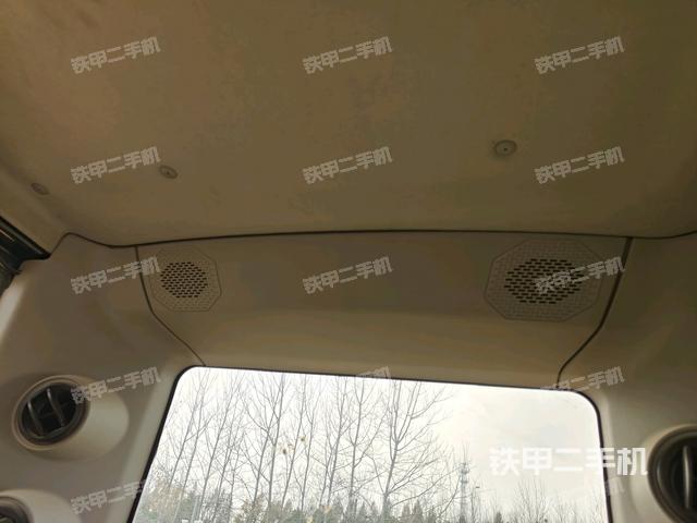 行走控制手柄和踏板?俯拍（駕駛室部分）