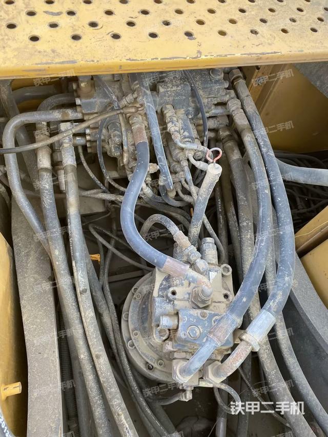 回轉(zhuǎn)馬達(dá)和主控閥(整機(jī)外觀) 回轉(zhuǎn)馬達(dá)和主控閥(整機(jī)外觀)