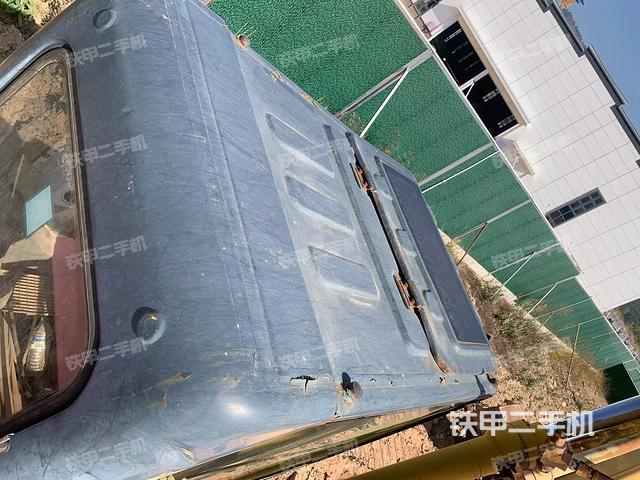 駕駛室頂部(整機(jī)外觀) 駕駛室頂部(整機(jī)外觀)