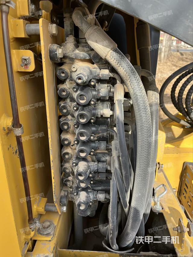 回轉(zhuǎn)馬達(dá)和主控閥(整機(jī)外觀) 回轉(zhuǎn)馬達(dá)和主控閥(整機(jī)外觀)