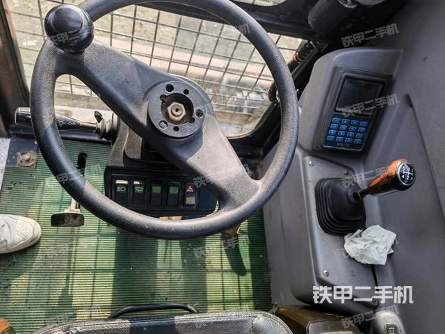 行走控制手柄和踏板?俯拍(駕駛室部分) 行走控制手柄和踏板?俯拍(駕駛室部分)