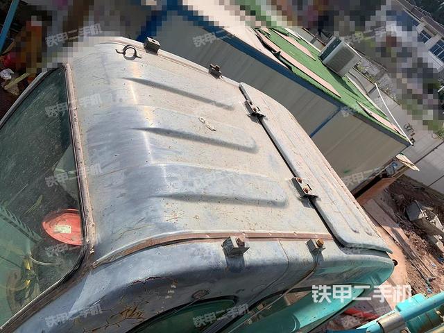 駕駛室頂部(整機(jī)外觀) 駕駛室頂部(整機(jī)外觀)