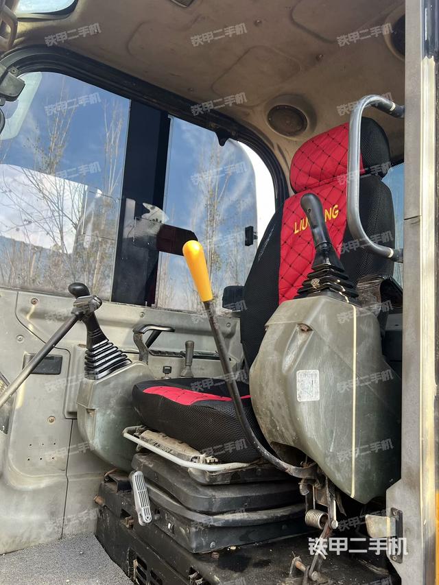 駕駛室頂部（整機外觀）