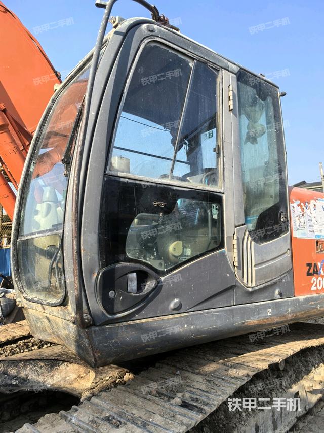 駕駛室整體(整機(jī)外觀) 駕駛室整體(整機(jī)外觀)