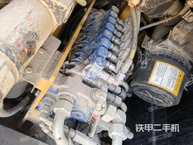回轉(zhuǎn)馬達(dá)和主控閥(整機(jī)外觀) 回轉(zhuǎn)馬達(dá)和主控閥(整機(jī)外觀)