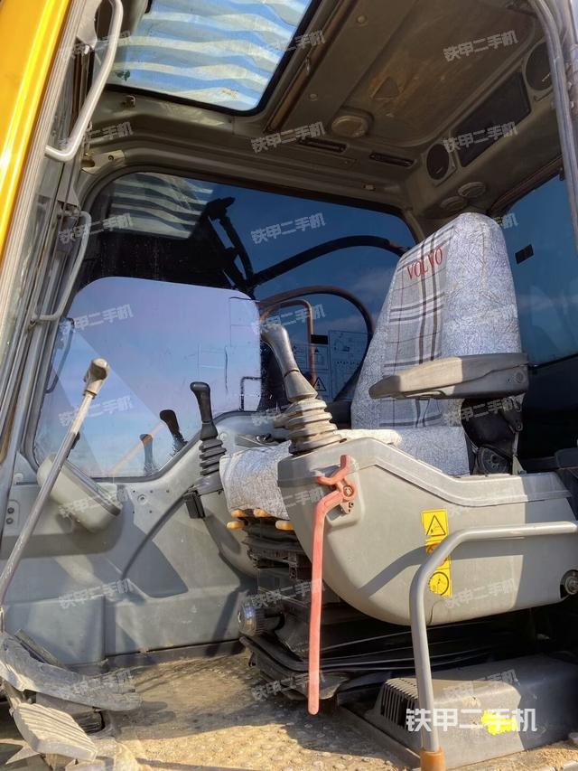 駕駛室整體(整機(jī)外觀) 駕駛室整體(整機(jī)外觀)