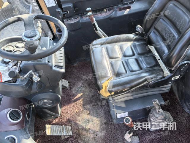 駕駛室內(nèi)部(駕駛室部分) 駕駛室內(nèi)部(駕駛室部分)