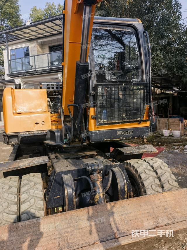 轉(zhuǎn)盤和下車架正前(工作和回轉(zhuǎn)裝置) 轉(zhuǎn)盤和下車架正前(工作和回轉(zhuǎn)裝置)