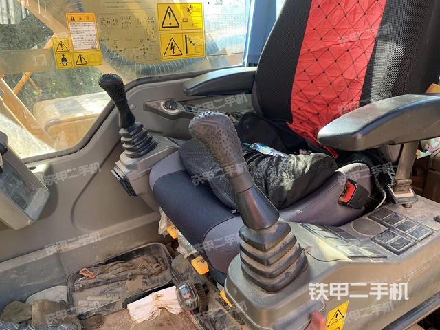 駕駛室整體(整機(jī)外觀) 駕駛室整體(整機(jī)外觀)