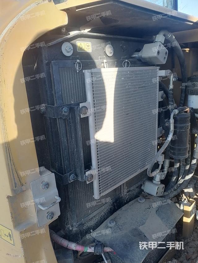 回轉(zhuǎn)馬達(dá)和主控閥（整機(jī)外觀）