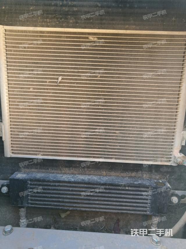 散熱器正面(大件艙室) 散熱器正面(大件艙室)
