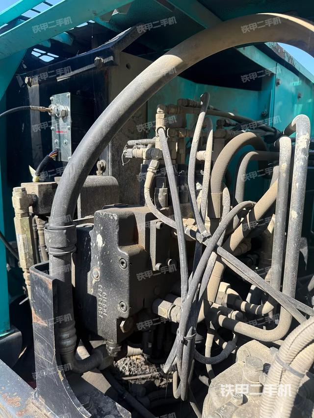 回轉(zhuǎn)馬達(dá)和主控閥（整機(jī)外觀）