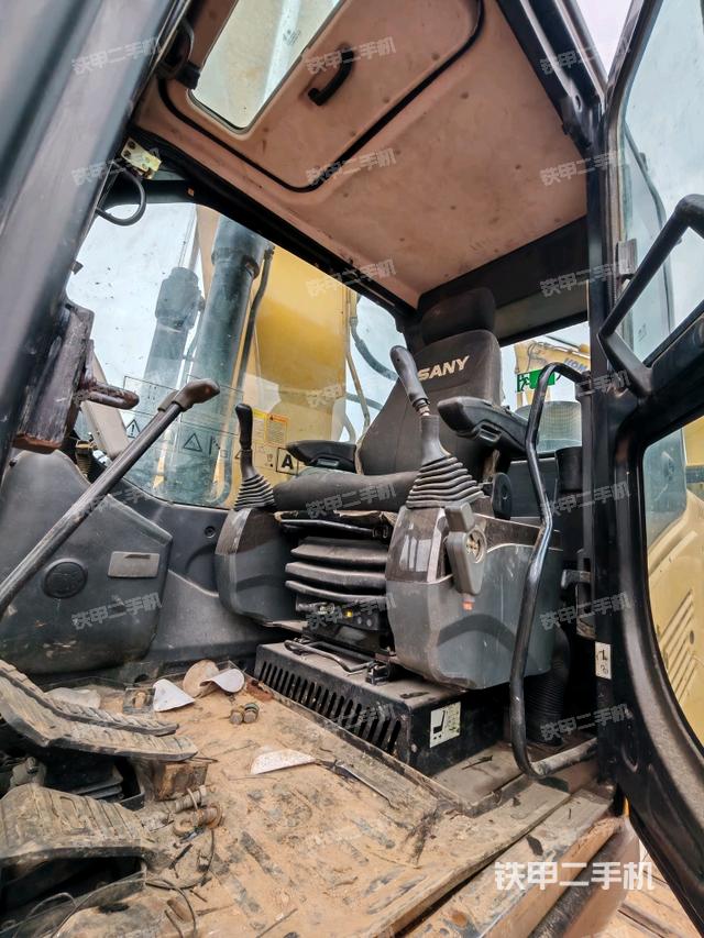 駕駛室整體(整機(jī)外觀) 駕駛室整體(整機(jī)外觀)