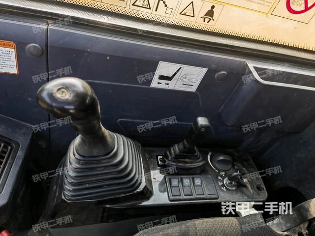 座椅右側(cè)控制臺/鑰匙門/油門/含右手柄(駕駛室部分) 座椅右側(cè)控制臺/鑰匙門/油門/含右手柄(駕駛室部分)