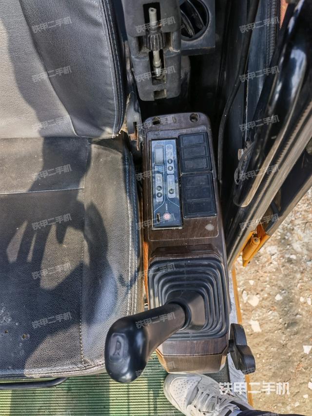 座椅左側(cè)控制臺/音響/含左手柄(駕駛室部分) 座椅左側(cè)控制臺/音響/含左手柄(駕駛室部分)