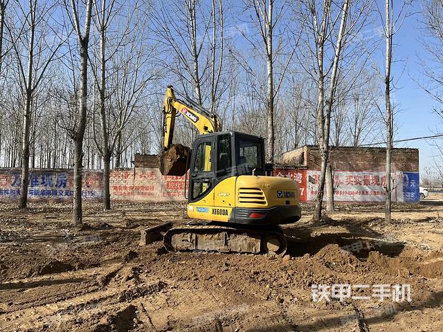 駕駛室整體(整機(jī)外觀) 駕駛室整體(整機(jī)外觀)