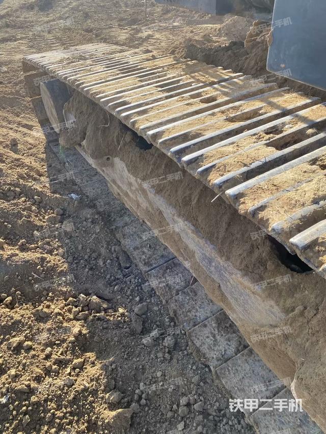 單側(cè)履帶整體(整機(jī)外觀) 單側(cè)履帶整體(整機(jī)外觀)