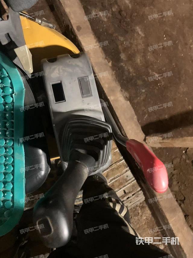 液壓泵艙室正面整體(整機(jī)外觀) 液壓泵艙室正面整體(整機(jī)外觀)