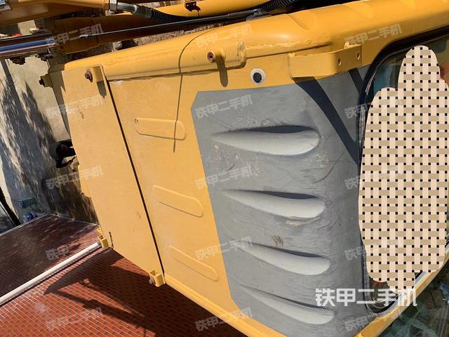 駕駛室頂部(整機(jī)外觀) 駕駛室頂部(整機(jī)外觀)