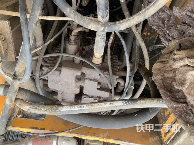 回转马达和主控阀（整机外观）