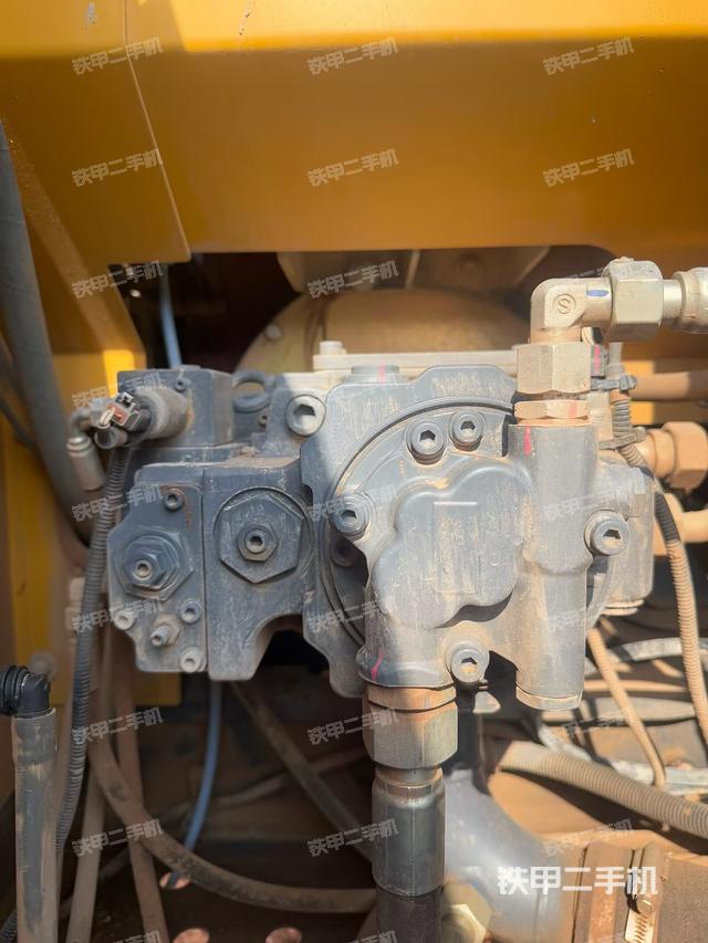 液壓泵艙室正面整體(整機外觀) 液壓泵艙室正面整體(整機外觀)
