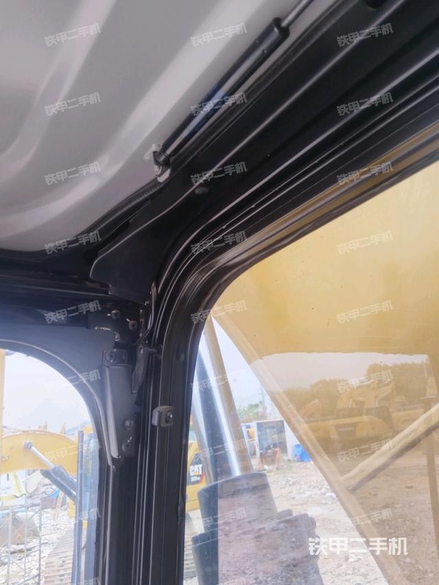 左后方玻璃角標(駕駛室部分) 左后方玻璃角標(駕駛室部分)