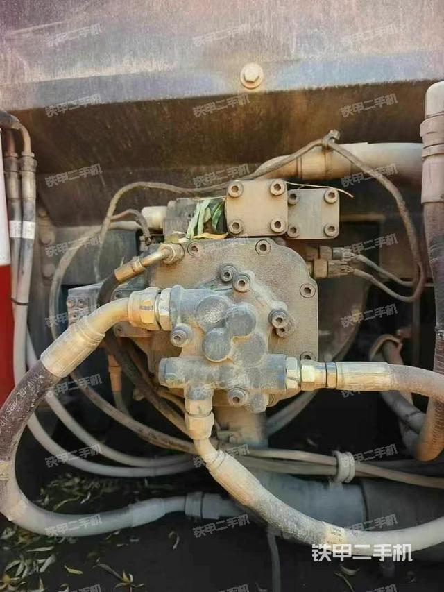 液壓泵艙室正面整體（整機外觀）