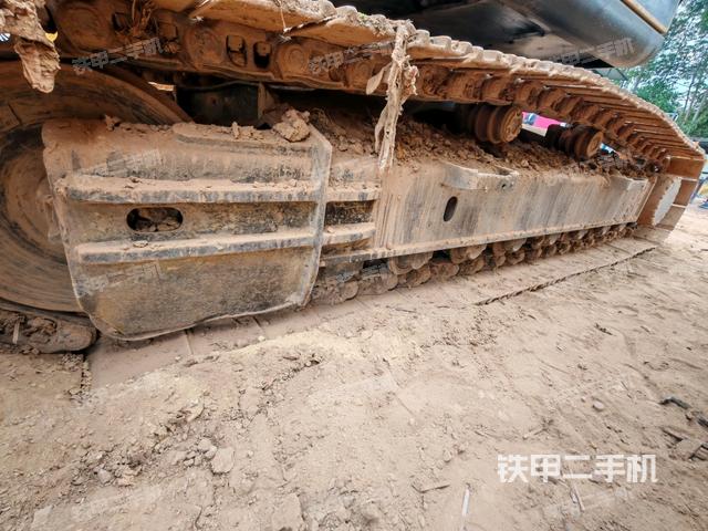 單側(cè)履帶整體(整機(jī)外觀) 單側(cè)履帶整體(整機(jī)外觀)