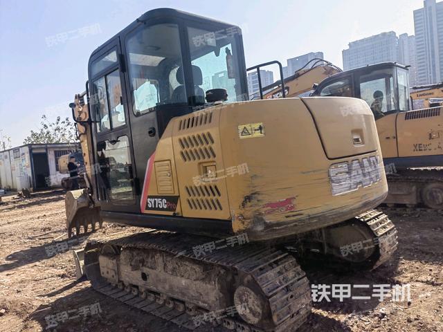 駕駛室頂部(整機(jī)外觀) 駕駛室頂部(整機(jī)外觀)