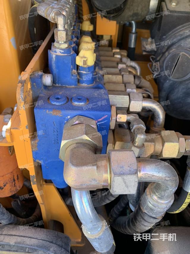 回轉(zhuǎn)馬達(dá)和主控閥（整機(jī)外觀）