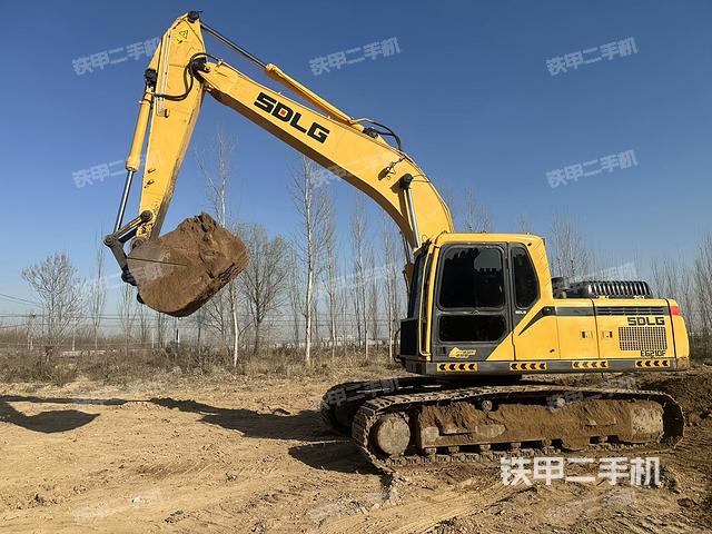 駕駛室整體(整機(jī)外觀) 駕駛室整體(整機(jī)外觀)
