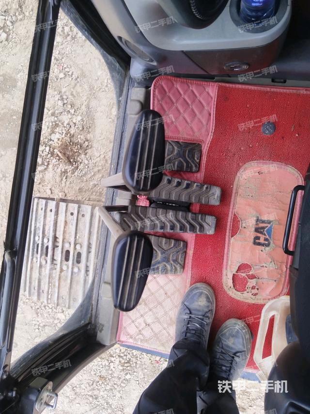 行走控制手柄和踏板?俯拍(駕駛室部分) 行走控制手柄和踏板?俯拍(駕駛室部分)