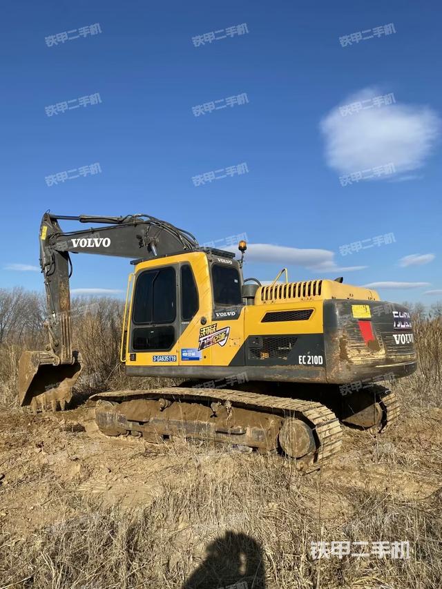 駕駛室頂部(整機(jī)外觀) 駕駛室頂部(整機(jī)外觀)