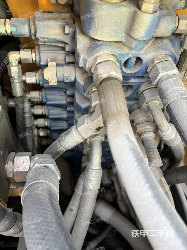 回轉(zhuǎn)馬達(dá)和主控閥（整機(jī)外觀）