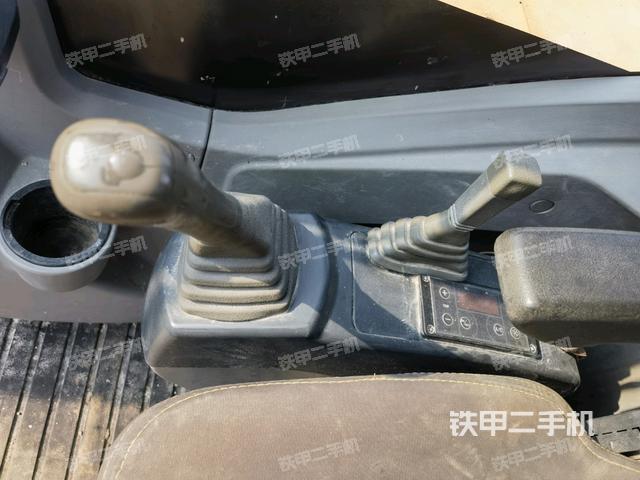 座椅右側(cè)控制臺(tái)/鑰匙門/油門/含右手柄（駕駛室部分）