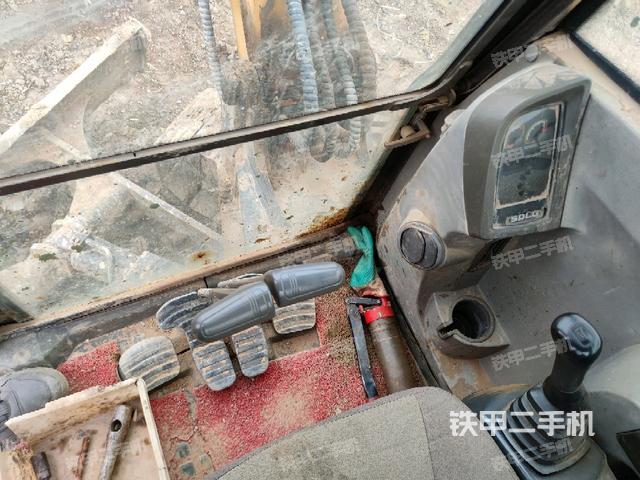 行走控制手柄和踏板?俯拍（駕駛室部分）