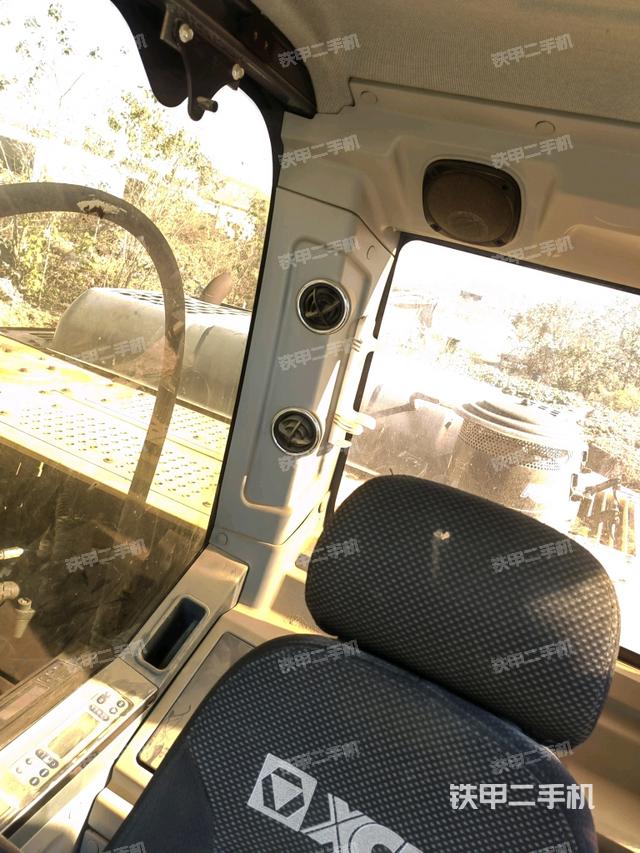 行走控制手柄和踏板?俯拍（駕駛室部分）