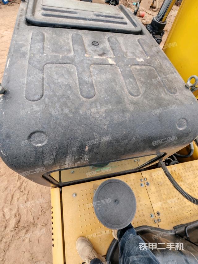 駕駛室頂部(整機(jī)外觀) 駕駛室頂部(整機(jī)外觀)