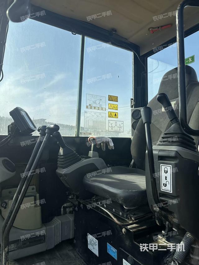 駕駛室頂部(整機(jī)外觀) 駕駛室頂部(整機(jī)外觀)