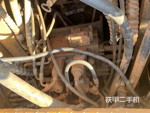 回轉(zhuǎn)馬達(dá)和主控閥(整機(jī)外觀) 回轉(zhuǎn)馬達(dá)和主控閥(整機(jī)外觀)