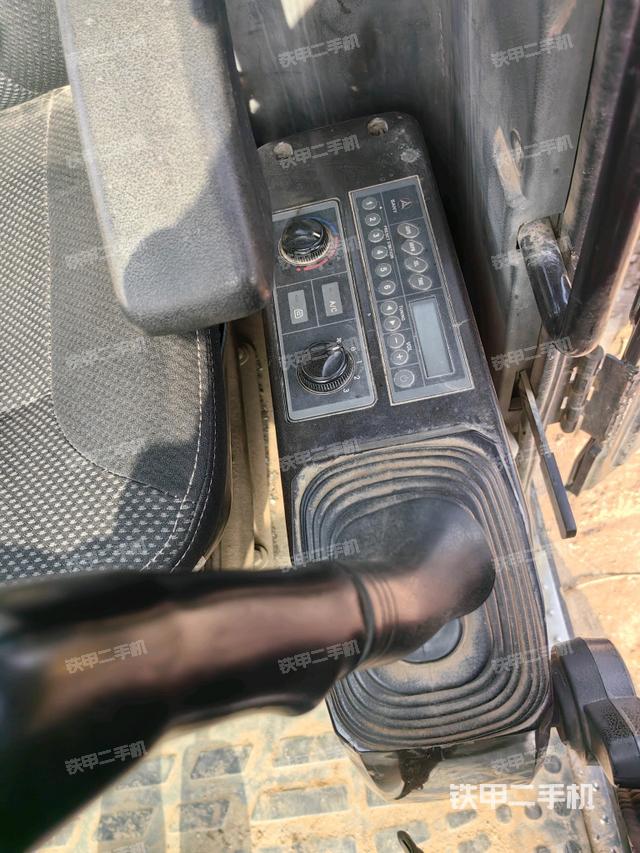 座椅右側控制臺/鑰匙門/油門/含右手柄（駕駛室部分）