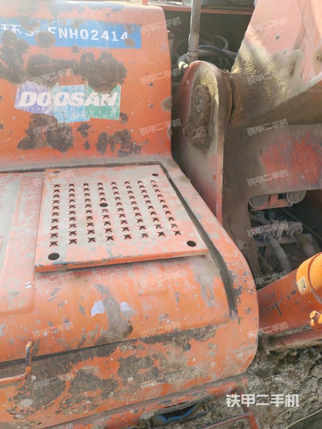 大臂根部?斜視(工作和回轉(zhuǎn)裝置) 大臂根部?斜視(工作和回轉(zhuǎn)裝置)