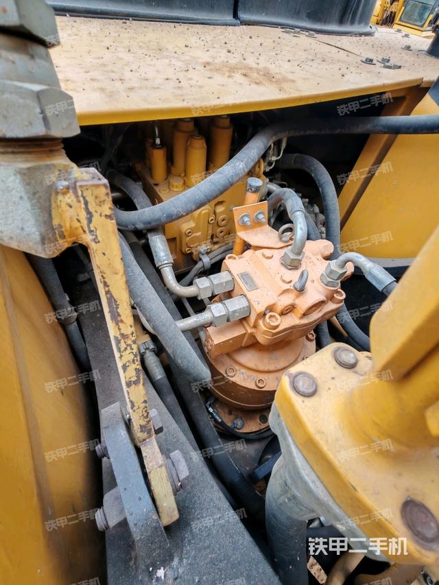 回轉(zhuǎn)馬達(dá)和主控閥(整機(jī)外觀) 回轉(zhuǎn)馬達(dá)和主控閥(整機(jī)外觀)