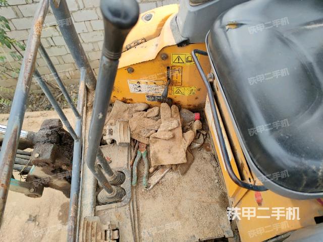 行走控制手柄和踏板?俯拍（駕駛室部分）