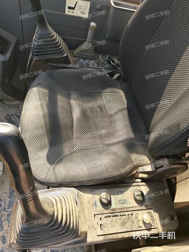 座椅右側(cè)控制臺(tái)/鑰匙門(mén)/油門(mén)/含右手柄（駕駛室部分）