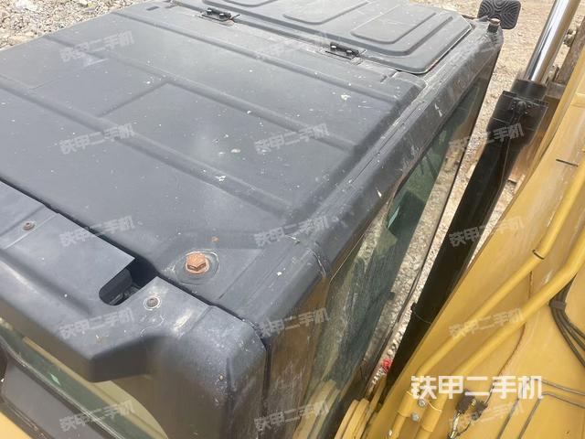 駕駛室頂部(整機(jī)外觀) 駕駛室頂部(整機(jī)外觀)